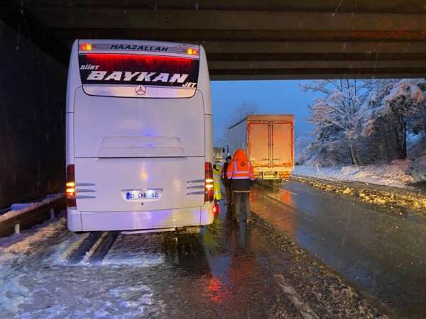 TEM Otoyolunda, 2 yolcu otobüsü ve 1 tırın karıştığı kazada 6 kişi yaralandı