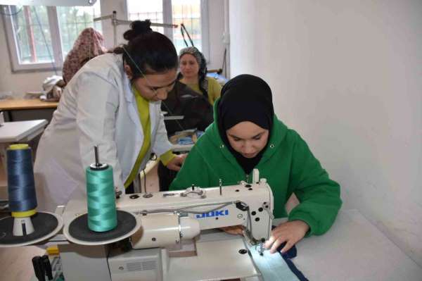 Kadınlar DOSTEM'in istihdam garantili kurslarıyla iş sahibi oluyor