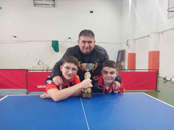 Salihli'nin yıldız tenisçileri Manisa'da şampiyon oldu