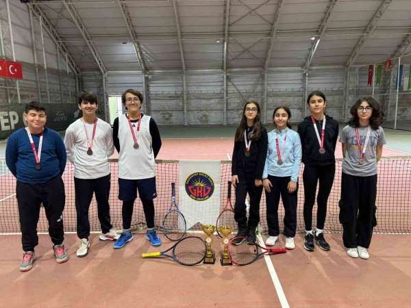 Tenise Gaziantep Kolej Vakfı Özel Okulları damgası