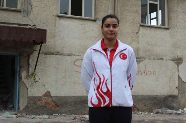 Depremin evsiz bıraktığı Milli Sporcu Aliye, Olimpiyatlara katılmak için mücadel
