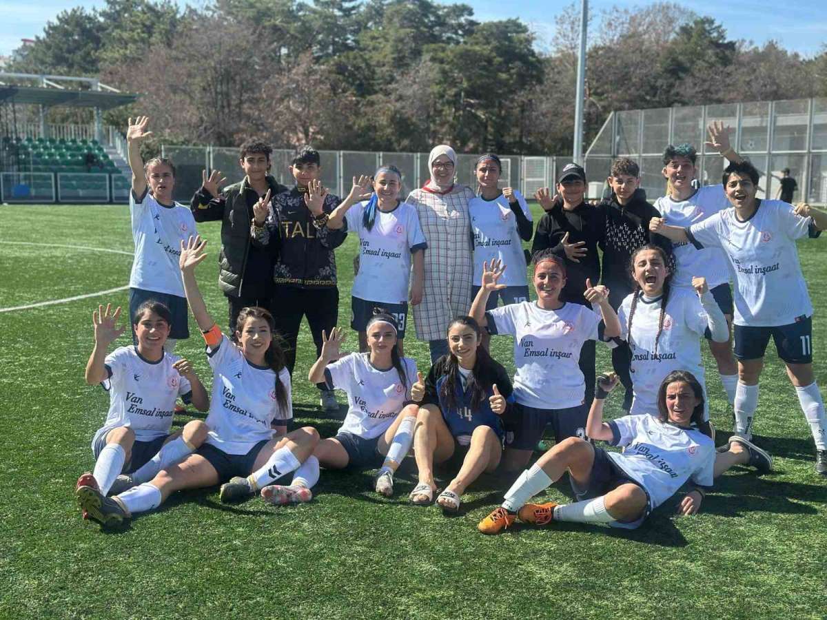 Ağrı ASP Kadın Futbol Takımı, Kayseri'de rakibini farklı geçti: 5-1