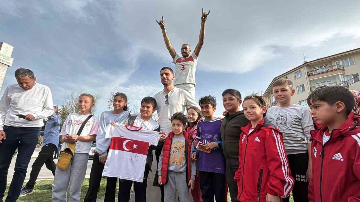 Merih Demiral, Bolu'daki 'Bozkurt' heykelinin yanında: 'İyi ki de yapmışım'