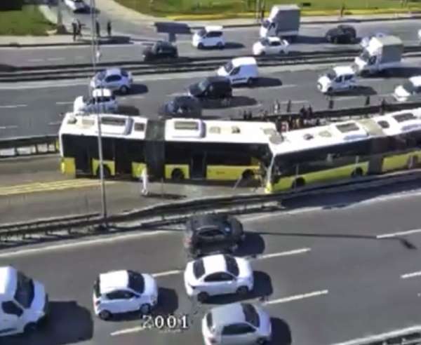 Avcılar'da iki metrobüs kafa kafaya çarpıştı. Kaza nedeniyle metrobüs seferleri