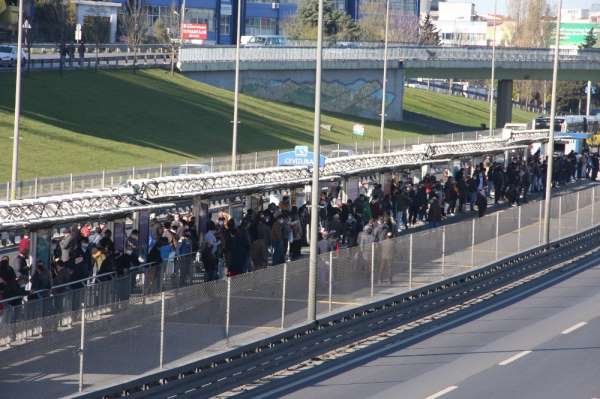 Metrobüs kazası nedeniyle Cevizlibağ'da yolcu yoğunluğu: Sosyal mesafe hiçe sayı
