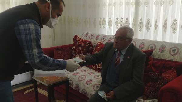 Şehit babası maaşının bir kısmını Milli Dayanışma Kampanyası'na bağışladı