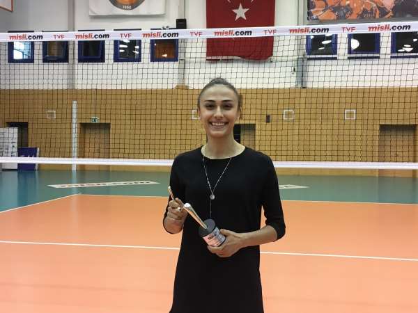 Simge Aköz, 'En İyi Voleybol Oyuncusu' seçildi