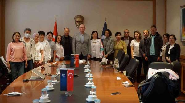 Kazak akademisyenlerden Anadolu Üniversitesi'ne ziyaret