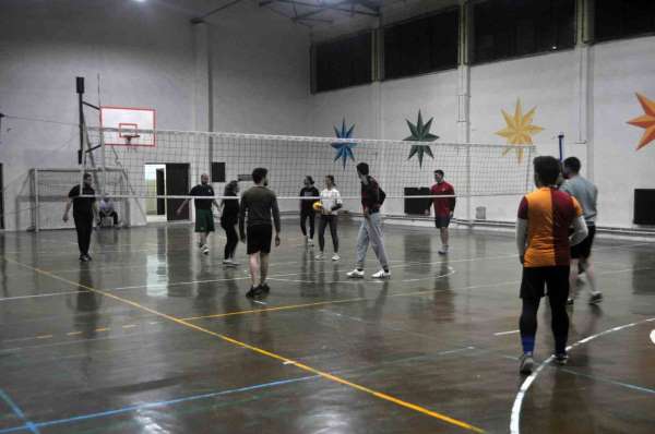 İftar sonrası yaptıkları voleybol maçı ile enerjilerini atıyorlar