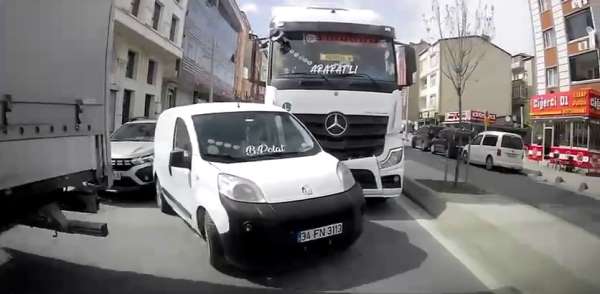 Arnavutköy'de ilginç kaza kamerada