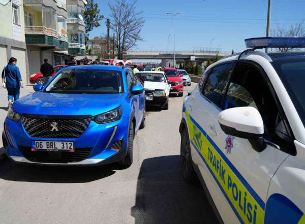 Kırıkkale'de zincirleme kazada anne ve 3 çocuğu yaralandı