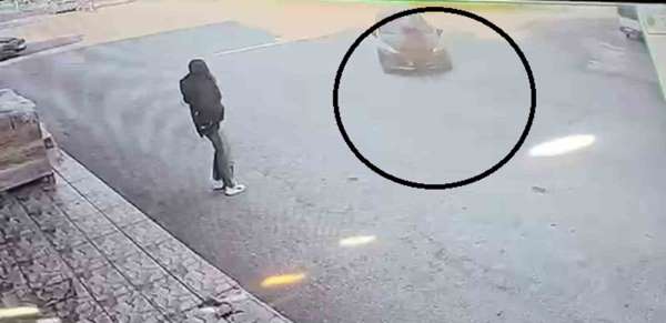 Karşıya geçmeye çalışan kadına otomobil çarptı: Kaza anı kamerada