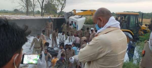 Hindistan'da göçmen işçileri taşıyan kamyon kaza yaptı: 23 ölü, 35 yaralı 