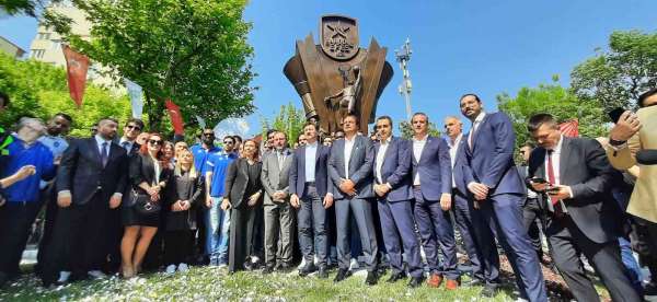 Anadolu Efes'in şampiyonluk heykeli törenle açıldı