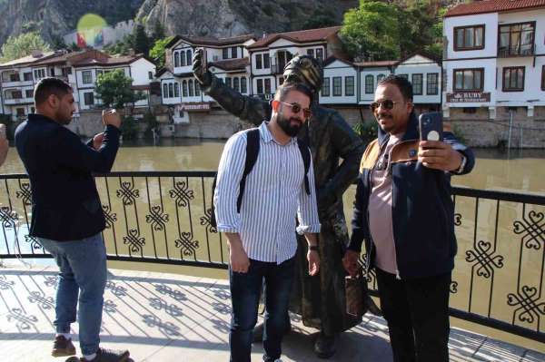 Amasya'da selfieci şehzade heykeline boyalı saldırı