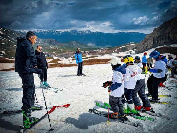 Hakkari'de mayıs ayında kayak yarışması düzenlendi