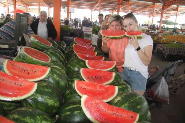 Silifke'de satılan İran ve Antalya karpuzuna Rus vatandaşlar büyük ilgi gösteriyor