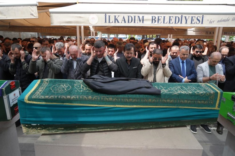Samsun'da kuzeni tarafından öldürülen gencin tabutunun üzerine damatlığı konuldu
