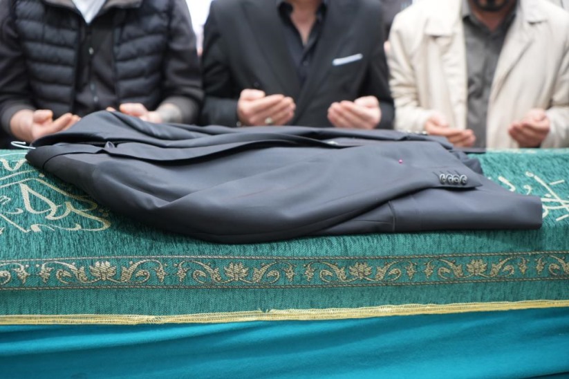 Samsun'da kuzeni tarafından öldürülen gencin tabutunun üzerine damatlığı konuldu