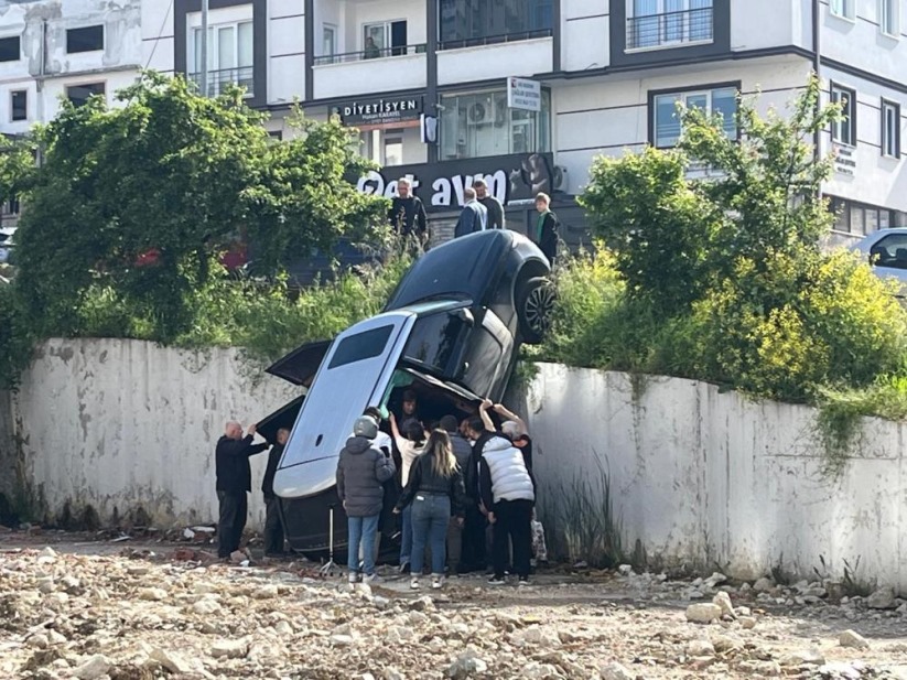 Samsun'da lüks cip istinat duvarından düştü: 2 yaralı