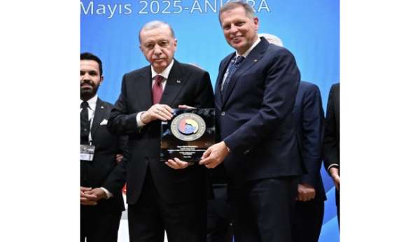 Başkan Özkasap 'Hizmet Şeref Belgesi'ni Cumhurbaşkanı Erdoğan'ın elinden aldı