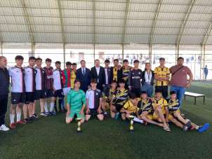 Liseler arası futbol turnuvası birincisi kupasını Kaymakam Yurdagül'den aldı