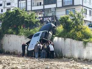 Samsun'da lüks cip istinat duvarından düştü: 2 yaralı