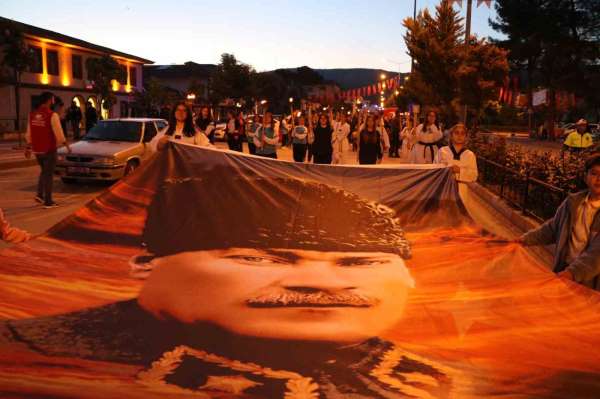 Taşova'da coşkulu 19 Mayıs meşale ve bayrak yürüyüşü