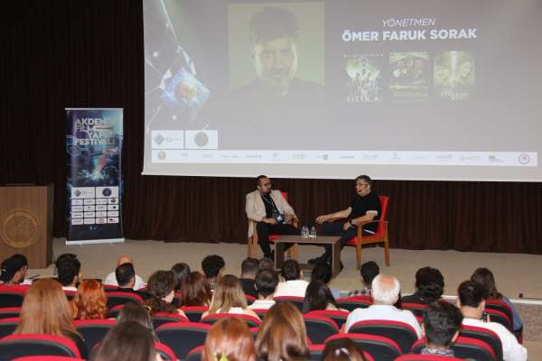 Yönetmen Ömer Faruk Sorak, Akdeniz Üniversitesi'nde öğrencilerle buluştu