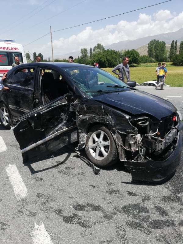 Erzincan'da trafik kazası: 10 yaralı 
