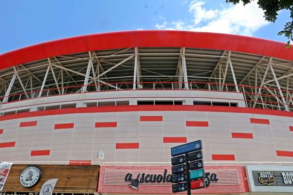 Antalyaspor Stadyumu'ndan çıkan dumanlar itfaiye ve polisi alarma geçirdi
