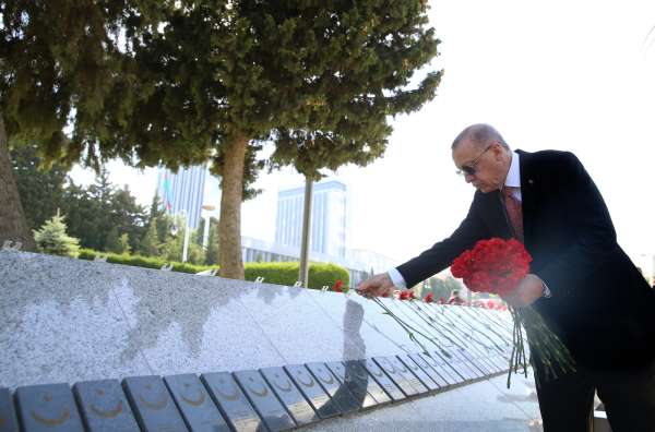 Cumhurbaşkanı Erdoğan, Bakü'de Türk Şehitliğini ziyaret etti