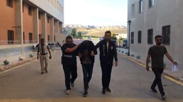 Hırsızlıktan aranan şüpheli kendisini durduran polise bıçakla saldırdı - Konya haber