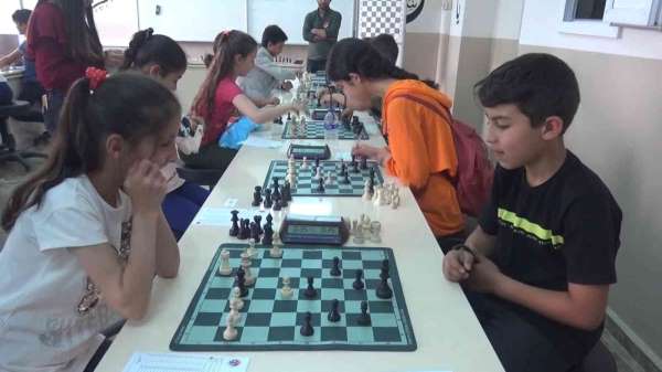 Muş'ta ortaokullar arası ödüllü satranç turnuvası düzenlendi - Muş haber