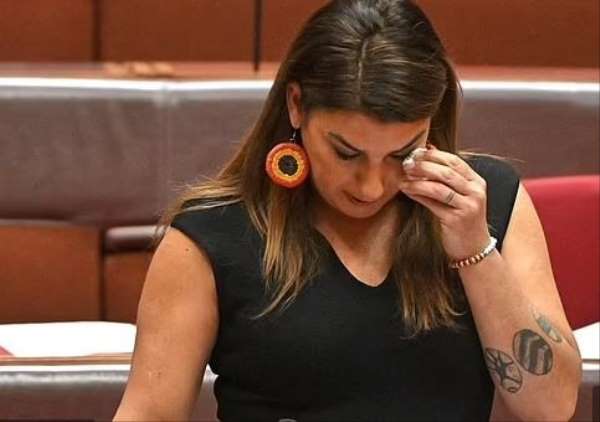 Avustralyalı senatör, parlamentoda cinsel saldırıya uğradığını gözyaşları içinde anlattı