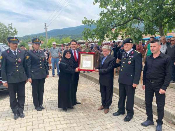 Çanakkaleli Şehit Jandarma Uzman Çavuş'un ailesine şehadet belgesi verildi