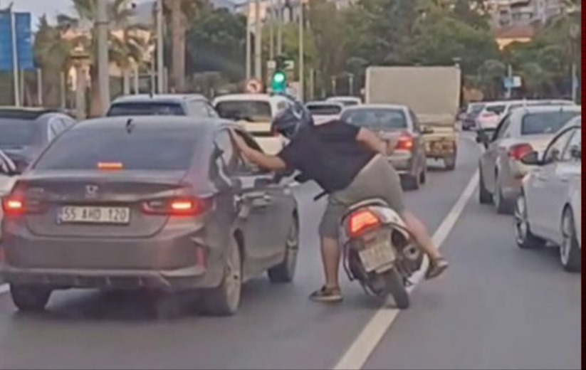 Samsun'da trafikte tartışma büyüdü: Motosikletli sürücü otomobile vurdu