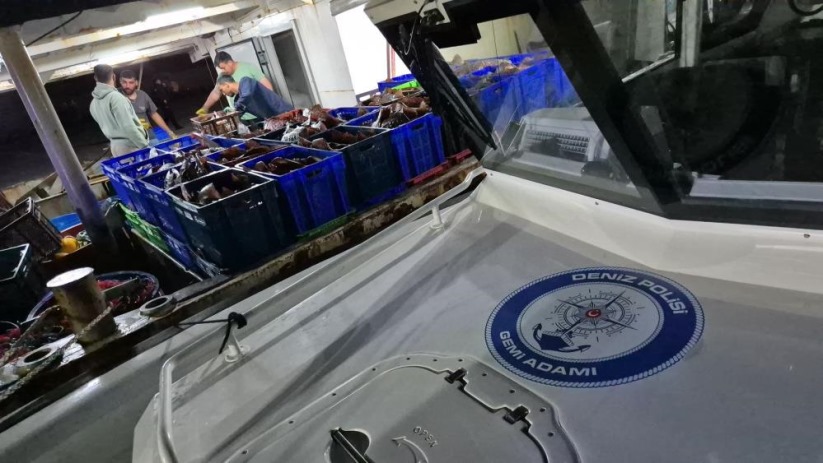 Samsun açıklarında 6 ton kaçak kalkan balığı ele geçirildi