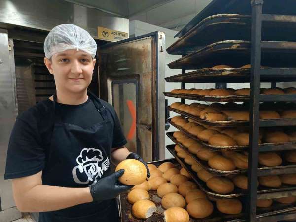 Edirne'de geleceğin fırın ustaları yetişiyor: Liseliler hem üretiyor hem de kazanıyorlar