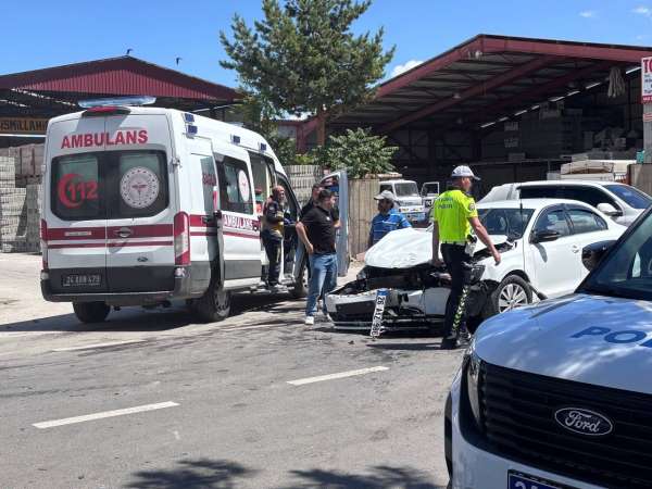 Erzincan'da 3 araçlı trafik kazası güvenlik kamerasına yansıdı
