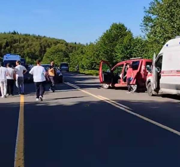 Kontrolden çıkan araç, park halindeki araca çarptı: 3 yaralı