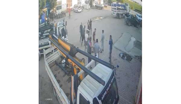 Yumruk, tokat ve tekmelerin havada uçuştuğu kavga kamerada