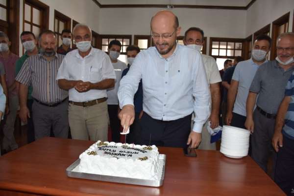 Başkan Özcan'a sürpriz doğum günü kutlaması 