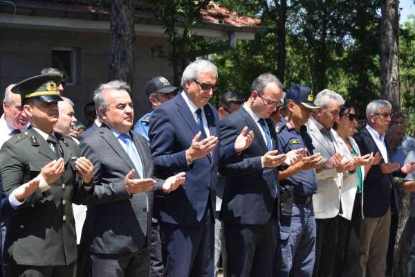 Bozüyük'te 15 Temmuz Demokrasi ve Milli Birlik Günü anma programı şehitlikte başladı