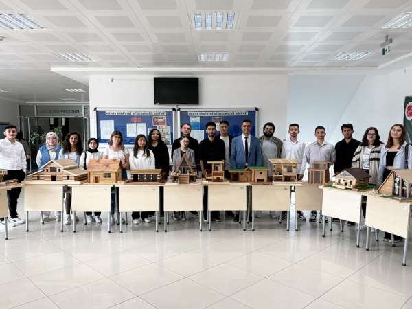 Kastamonu Üniversitesi'nin minyatür ahşap ev sergisine büyük ilgi