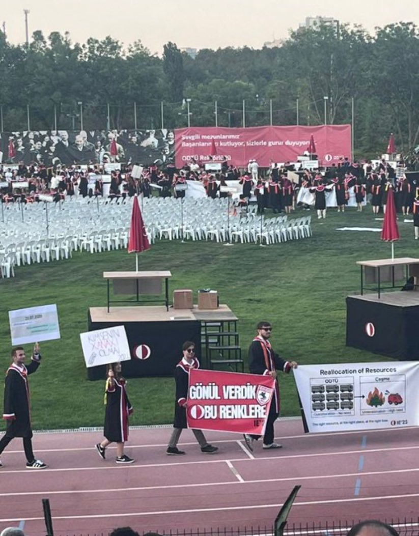 ODTÜ Mezuniyet Töreninde Samsunspor Pankartı