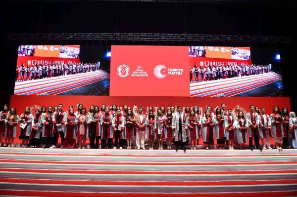 İstanbul Yeni Yüzyıl Üniversitesi'nde mezuniyet coşkusu