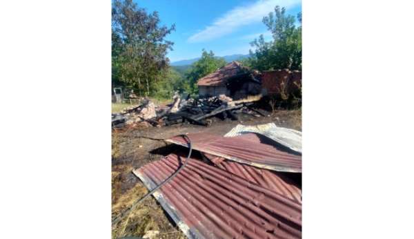 Sinop'ta çıkan yangında iki ahşap ambar küle döndü