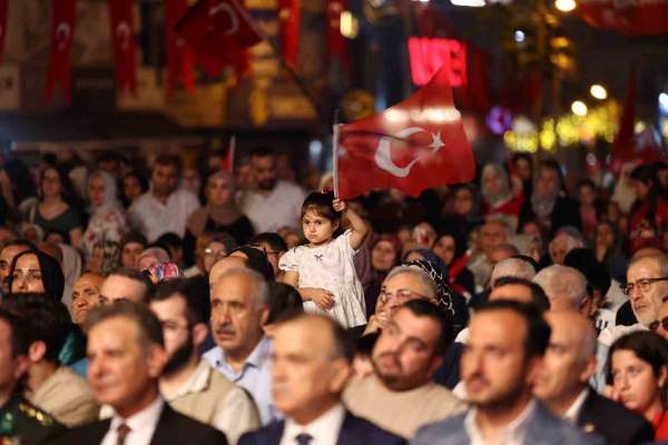 Esenler'de 253 metrelik bayrakla 15 Temmuz şehitleri anıldı