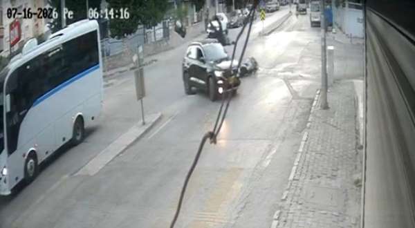 İzmir'de otomobilin motosiklete çarpıp kaçtığı kaza kameraya yansıdı